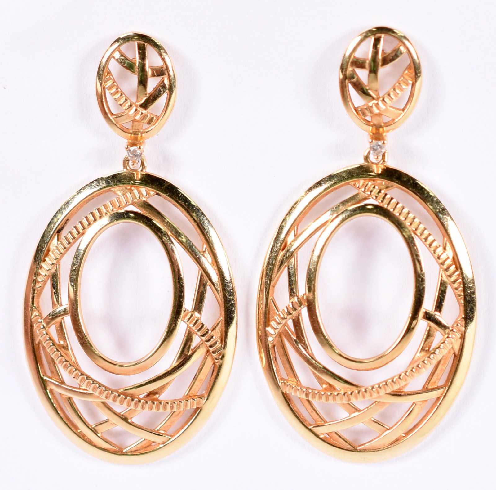 Par de brincos de ouro contraste 750 feitio oval vazados , 1 diamante... - foto 1 de 5
