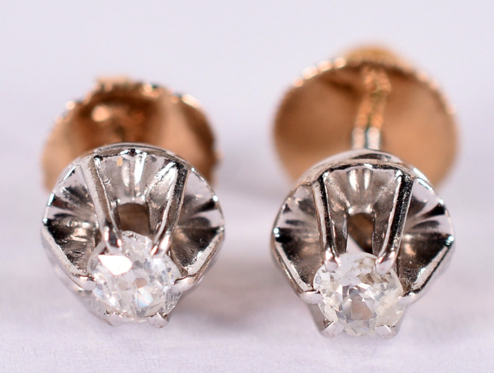 Par de brincos solitários em ouro branco com 1 brilhante de 0,10 ct... - foto 1 de 4
