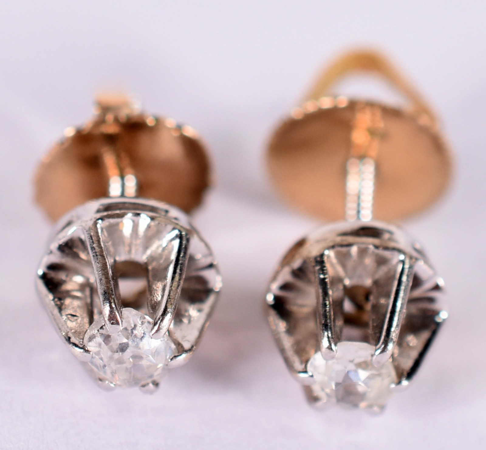 Par de brincos solitários em ouro branco com 1 brilhante de 0,10 ct... - foto 2 de 4