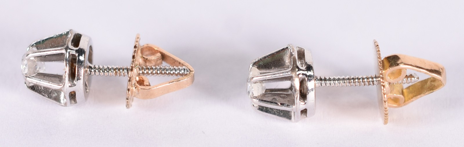 Par de brincos solitários em ouro branco com 1 brilhante de 0,10 ct... - foto 4 de 4