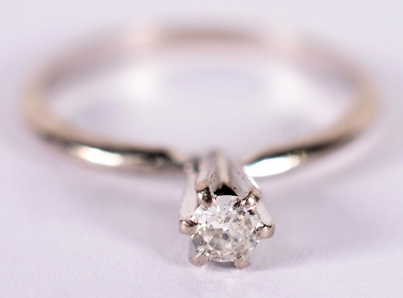 Anel solitário em ouro branco com brilhante extra de 0,10 ct... - foto 1 de 3