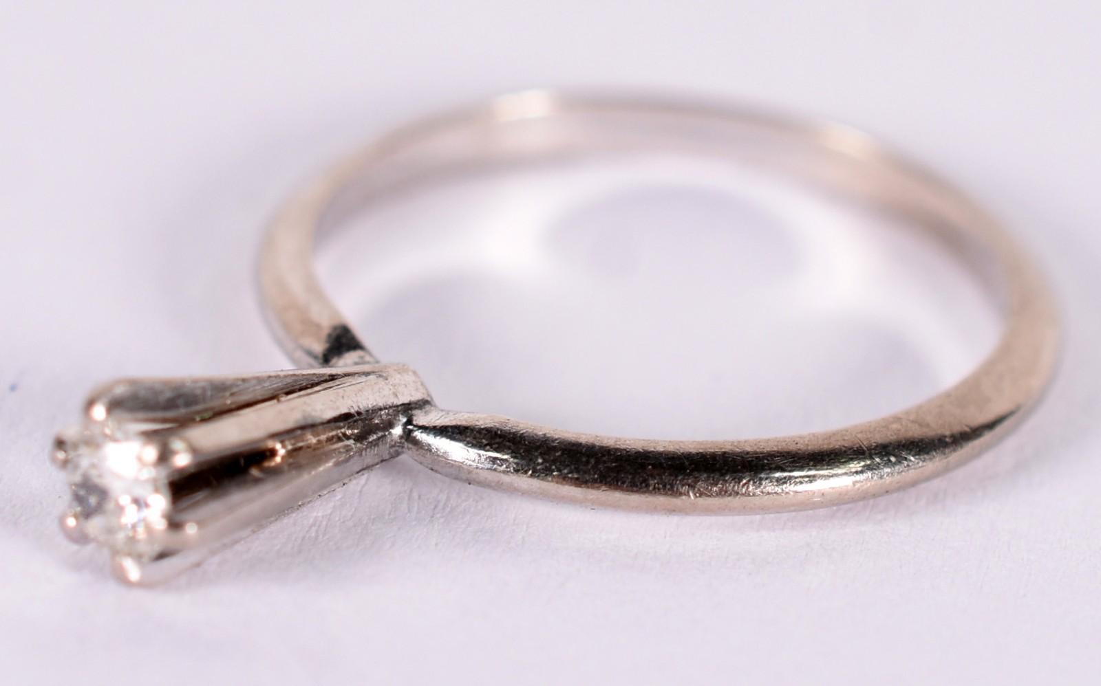 Anel solitário em ouro branco com brilhante extra de 0,10 ct... - foto 2 de 3