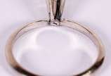 Anel solitário em ouro branco com brilhante ext... - Anel solitário em ouro branco com brilhante extra de 0,10 ct, lapidação amsterdam , aro 14 (Por motivos de seguranças as peças não encontram-se ...