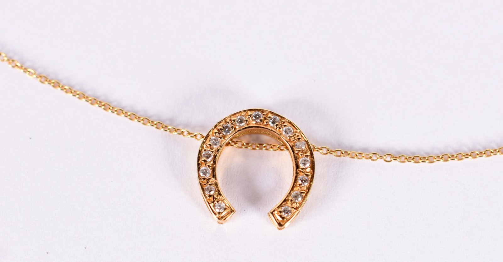 Cordão com pingente feitio ferradura em ouro 18 k com 13 diamantes... - foto 1 de 4