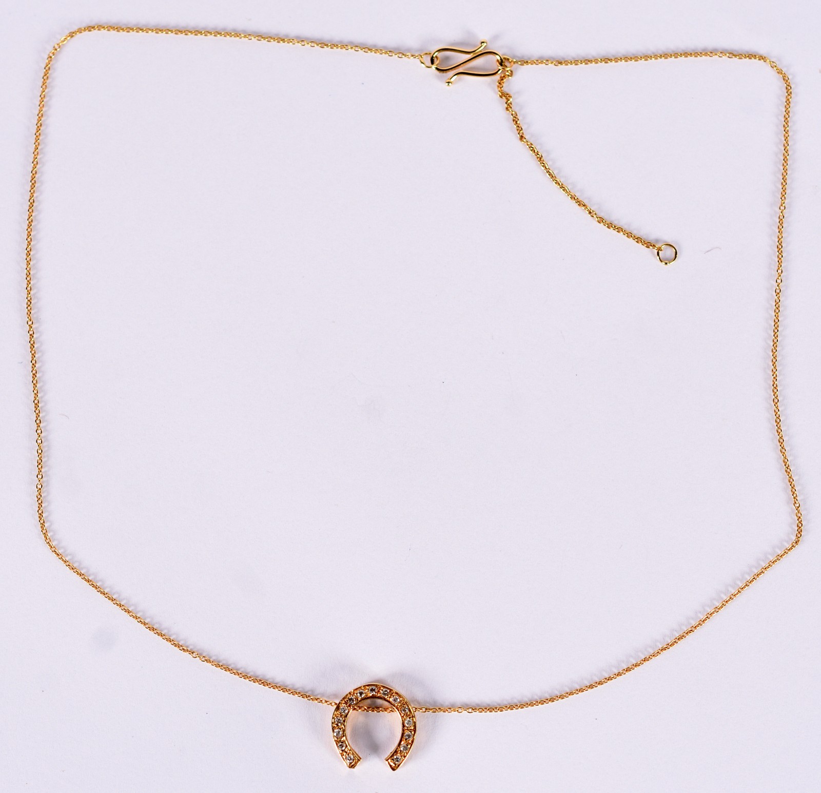 Cordão com pingente feitio ferradura em ouro 18 k com 13 diamantes... - foto 2 de 4