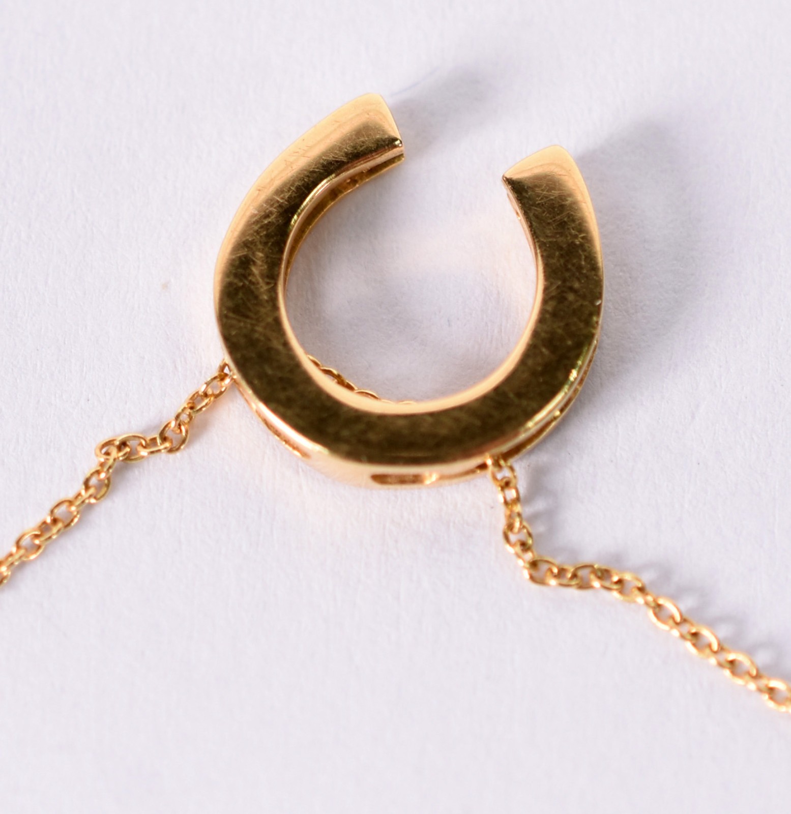 Cordão com pingente feitio ferradura em ouro 18 k com 13 diamantes... - foto 3 de 4