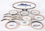 Aparelho para peixe de porcelana Nacional compo... - Aparelho para peixe de porcelana Nacional composto de 12 pratos rasos, 12 porta espinhas, molheira e travessa. Total 26 peças.