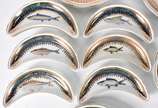 Aparelho para peixe de porcelana Nacional compo... - Aparelho para peixe de porcelana Nacional composto de 12 pratos rasos, 12 porta espinhas, molheira e travessa. Total 26 peças.