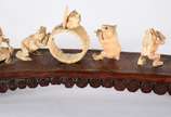 Diversas peças de marfim representando animais ... - Diversas peças de marfim representando animais com base de madeira entalhada (alguns colados).