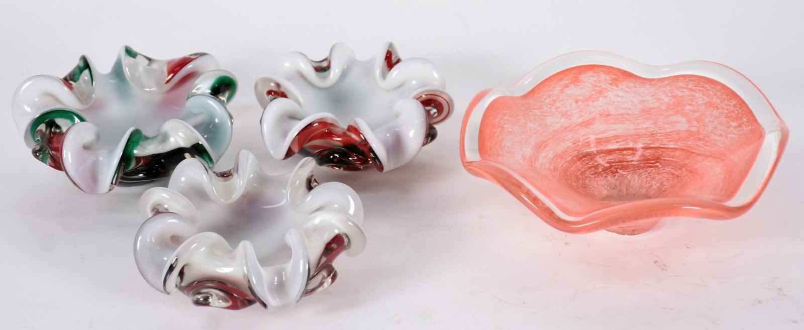 Quatro cinzeiros diversos de murano (o laranja esta com trincado). - foto 1 de 3