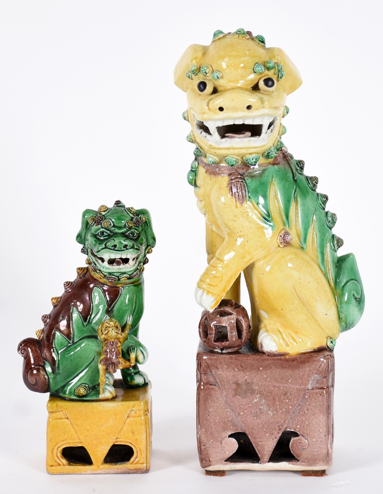 Duas estatuetas de cerâmica oriental policromada representando cães... - foto 1 de 6