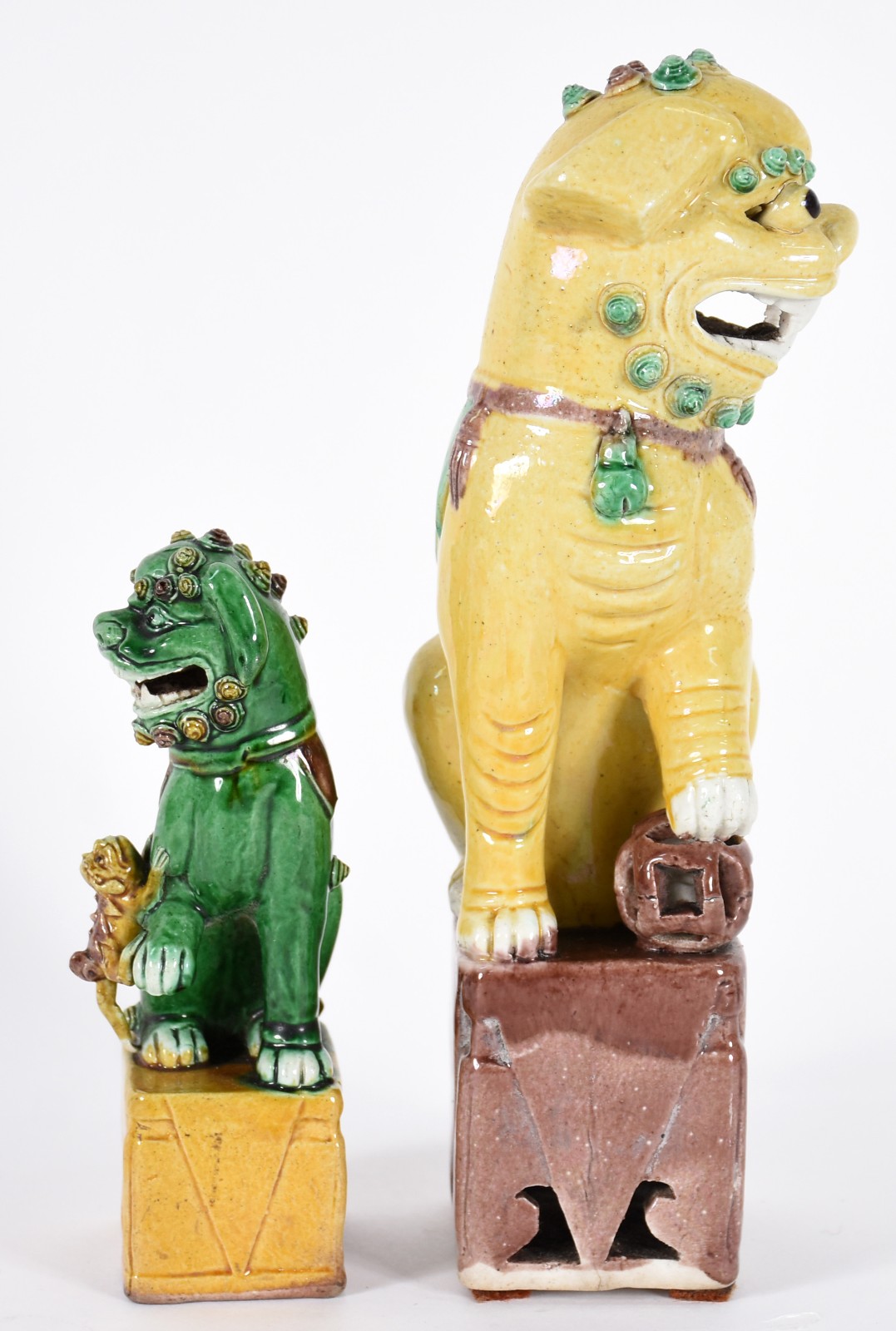 Duas estatuetas de cerâmica oriental policromada representando cães... - foto 2 de 6