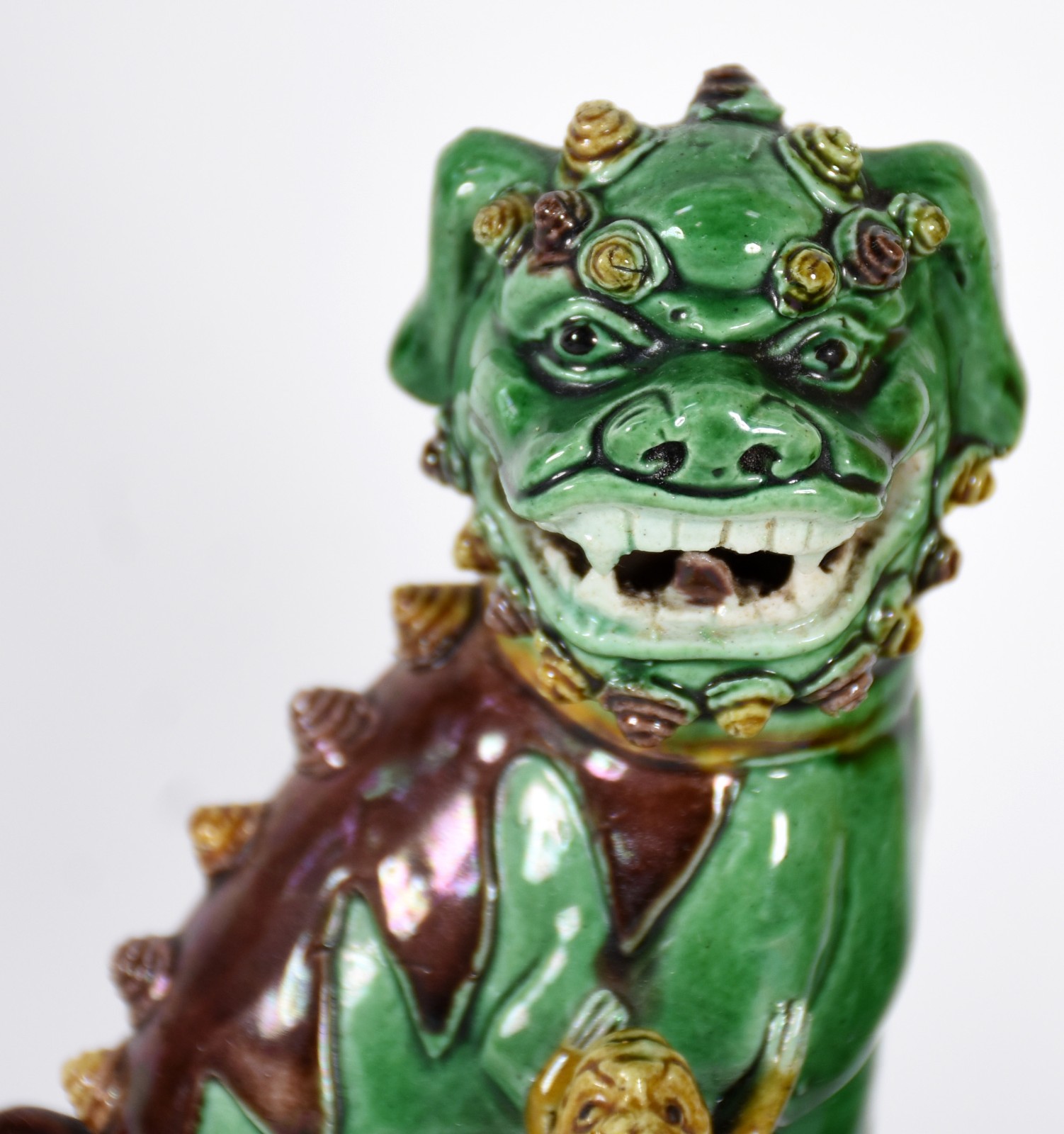 Duas estatuetas de cerâmica oriental policromada representando cães... - foto 3 de 6