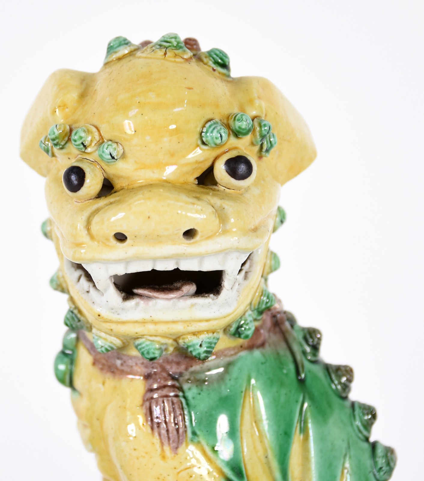 Duas estatuetas de cerâmica oriental policromada representando cães... - foto 4 de 6