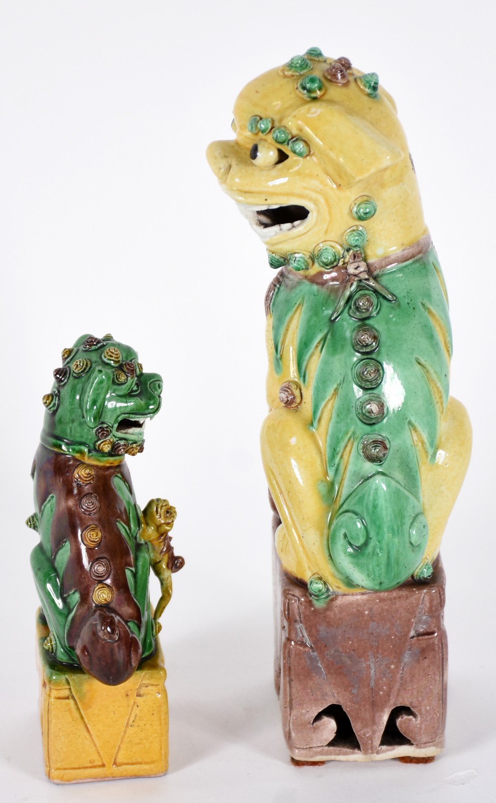 Duas estatuetas de cerâmica oriental policromada representando cães... - foto 5 de 6