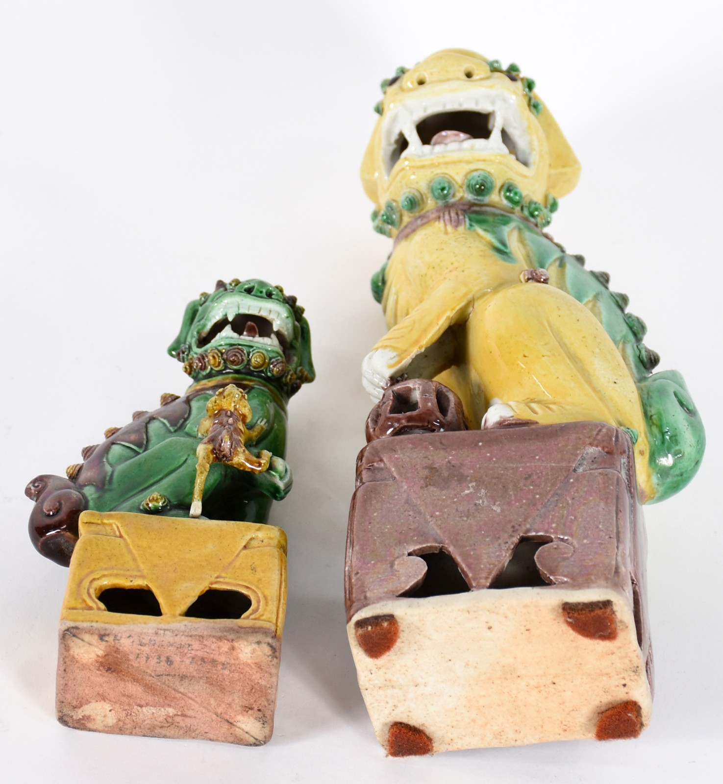 Duas estatuetas de cerâmica oriental policromada representando cães... - foto 6 de 6