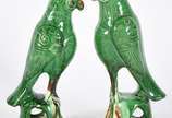 Par de estatuetas de cerâmica verde representan... - Par de estatuetas de cerâmica verde representando papagaios.