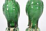 Par de estatuetas de cerâmica verde representan... - Par de estatuetas de cerâmica verde representando papagaios.