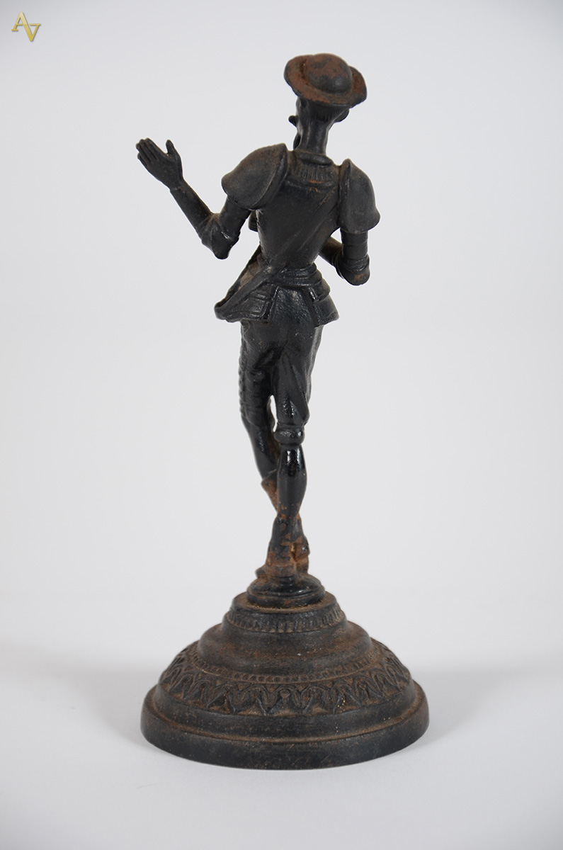 Estatueta de metal representando Dom Quixote, alt. 20 cm. - foto 2 de 2