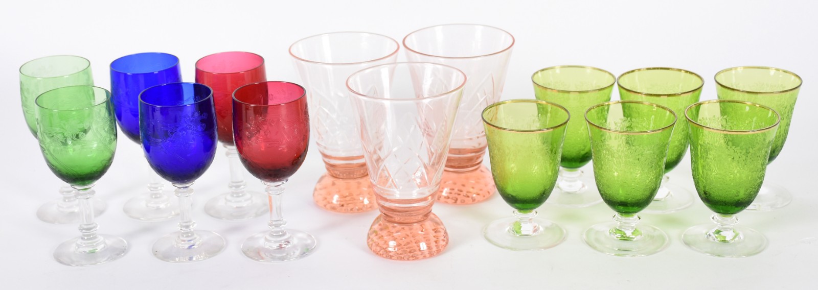 Quinze cálices de pé alto em cristal e vidro de diferentes modelos e... - foto 1 de 4