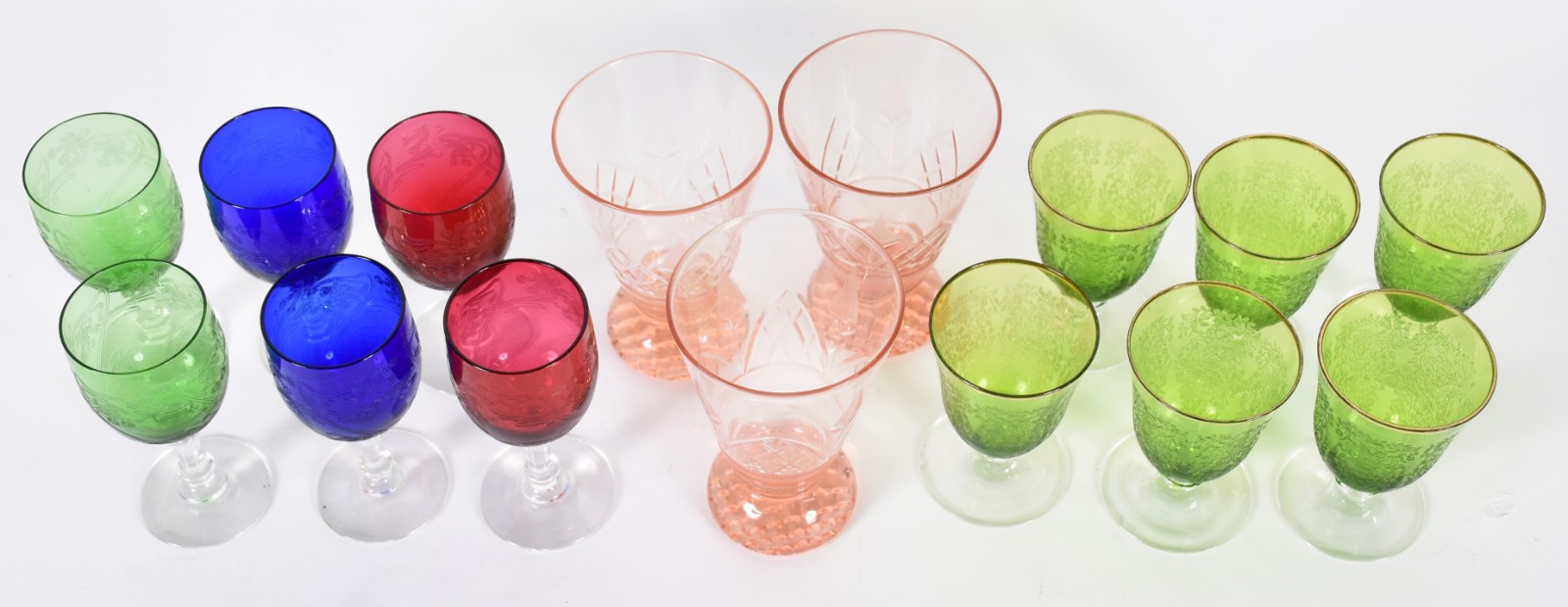 Quinze cálices de pé alto em cristal e vidro de diferentes modelos e... - foto 2 de 4