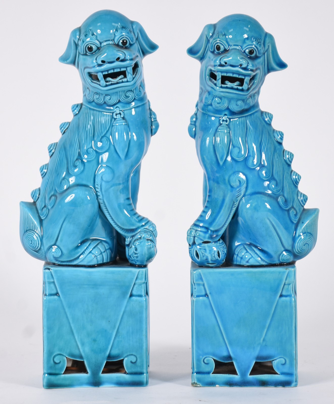 Par de estatuetas representando cães de Fó de cerâmica oriental na... - foto 1 de 6
