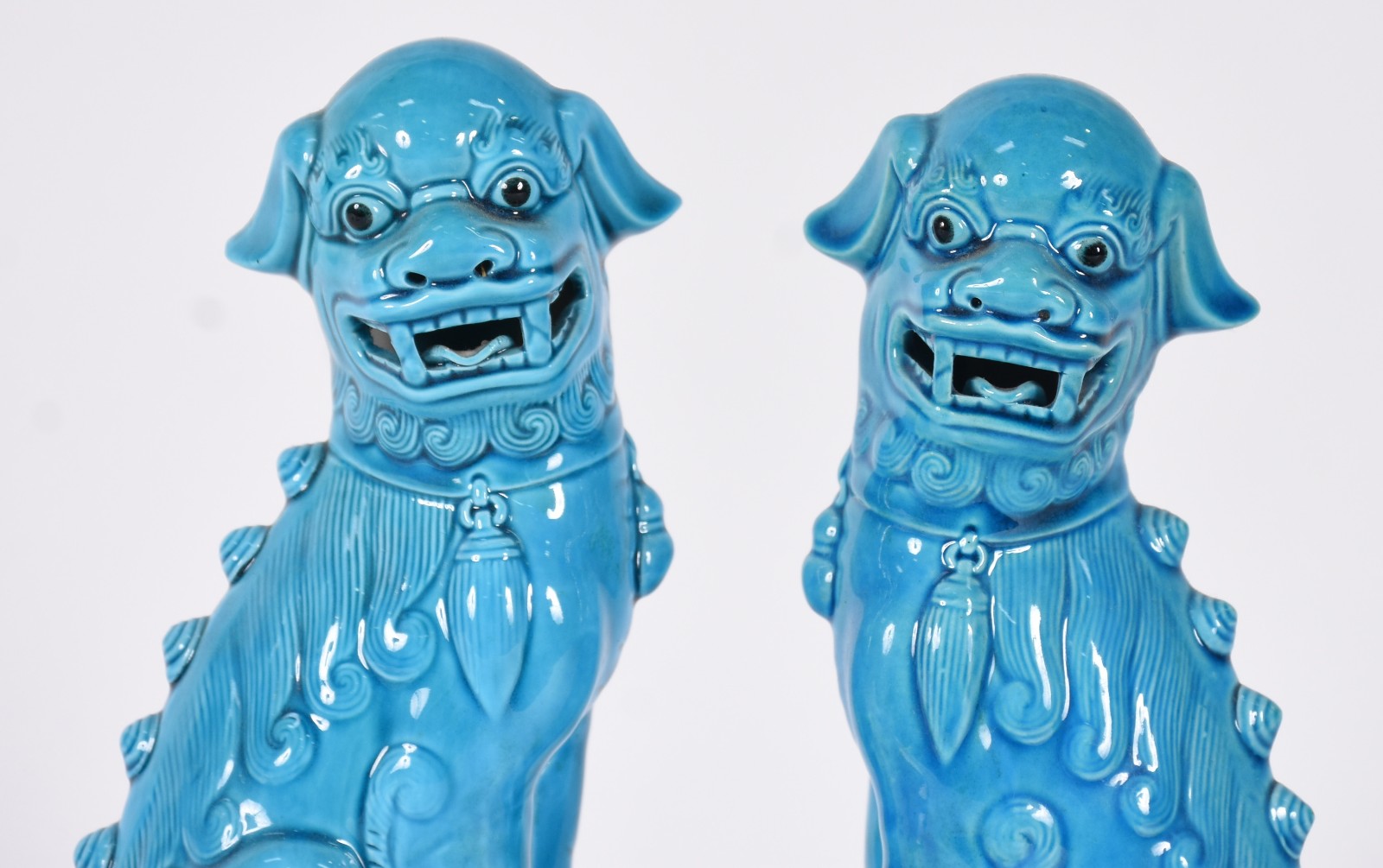 Par de estatuetas representando cães de Fó de cerâmica oriental na... - foto 2 de 6