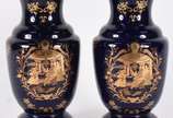 Par de vasos de porcelana azul cobalto com deco... - Par de vasos de porcelana azul cobalto com decorações douradas.
