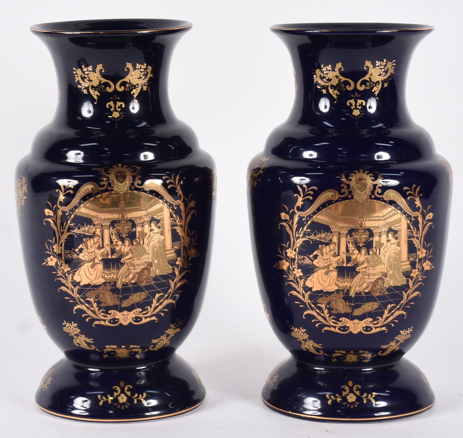 Par de vasos de porcelana azul cobalto com decorações douradas. - foto 1 de 4