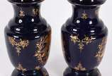 Par de vasos de porcelana azul cobalto com deco... - Par de vasos de porcelana azul cobalto com decorações douradas.
