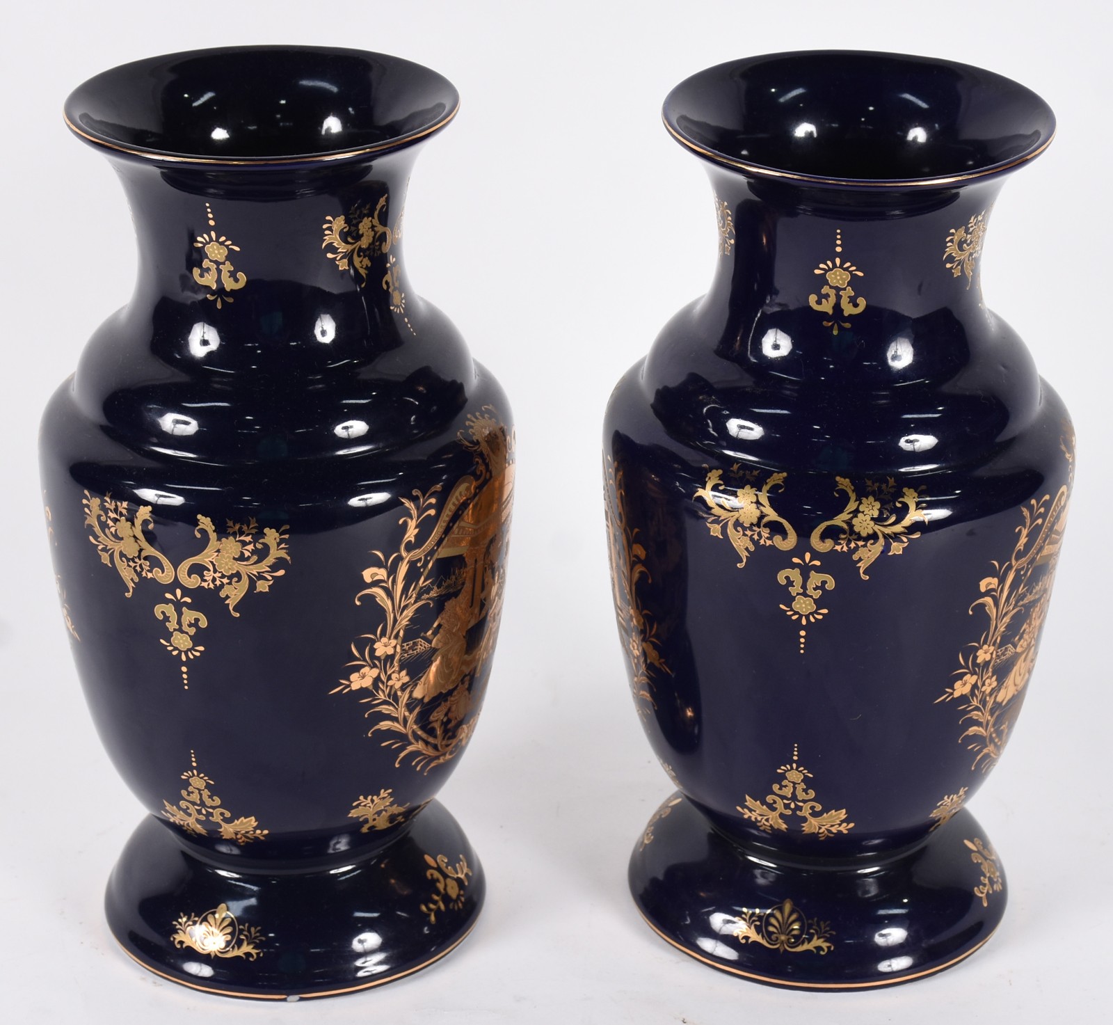 Par de vasos de porcelana azul cobalto com decorações douradas. - foto 2 de 4