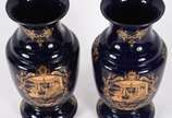 Par de vasos de porcelana azul cobalto com deco... - Par de vasos de porcelana azul cobalto com decorações douradas.