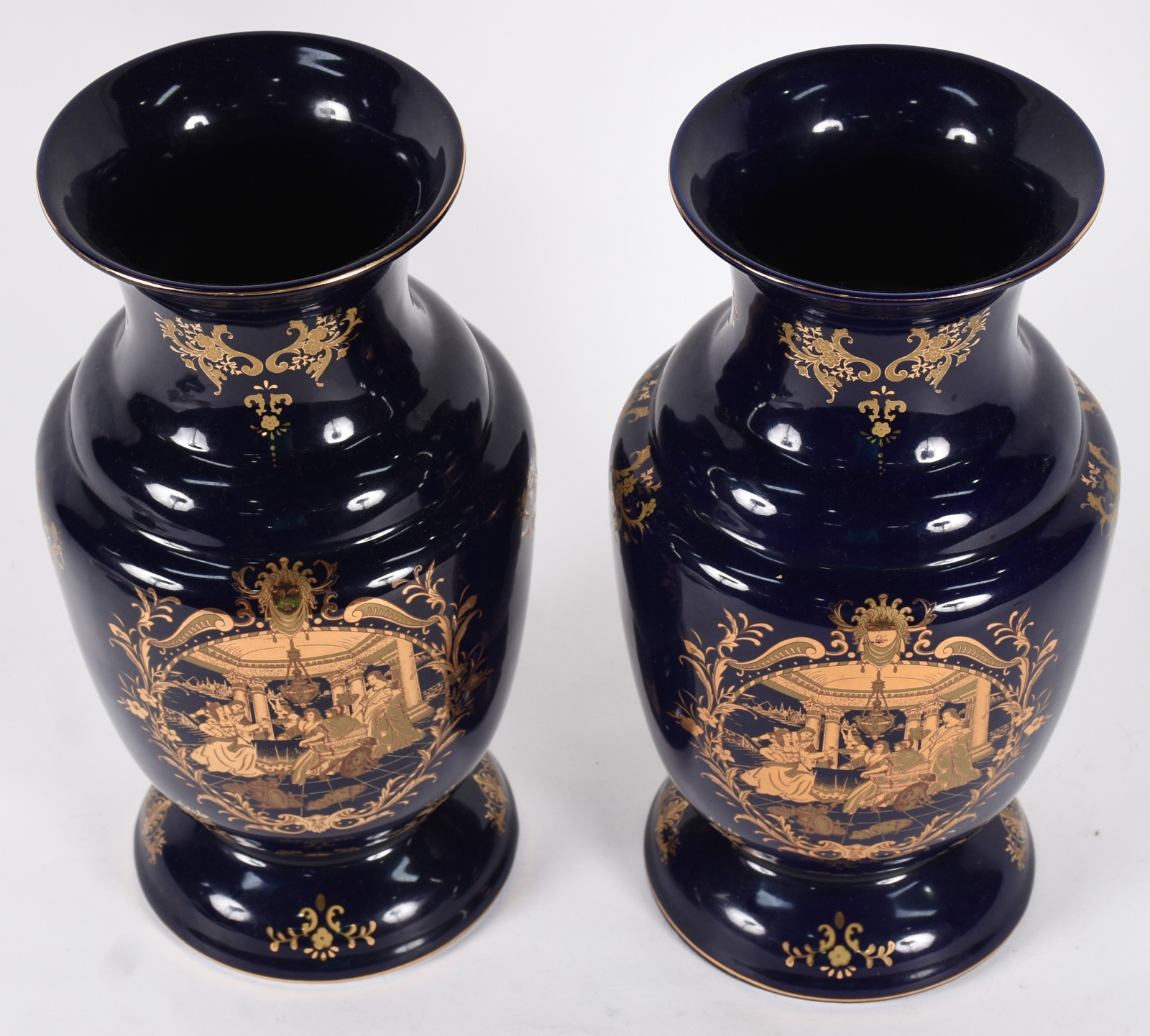 Par de vasos de porcelana azul cobalto com decorações douradas. - foto 3 de 4