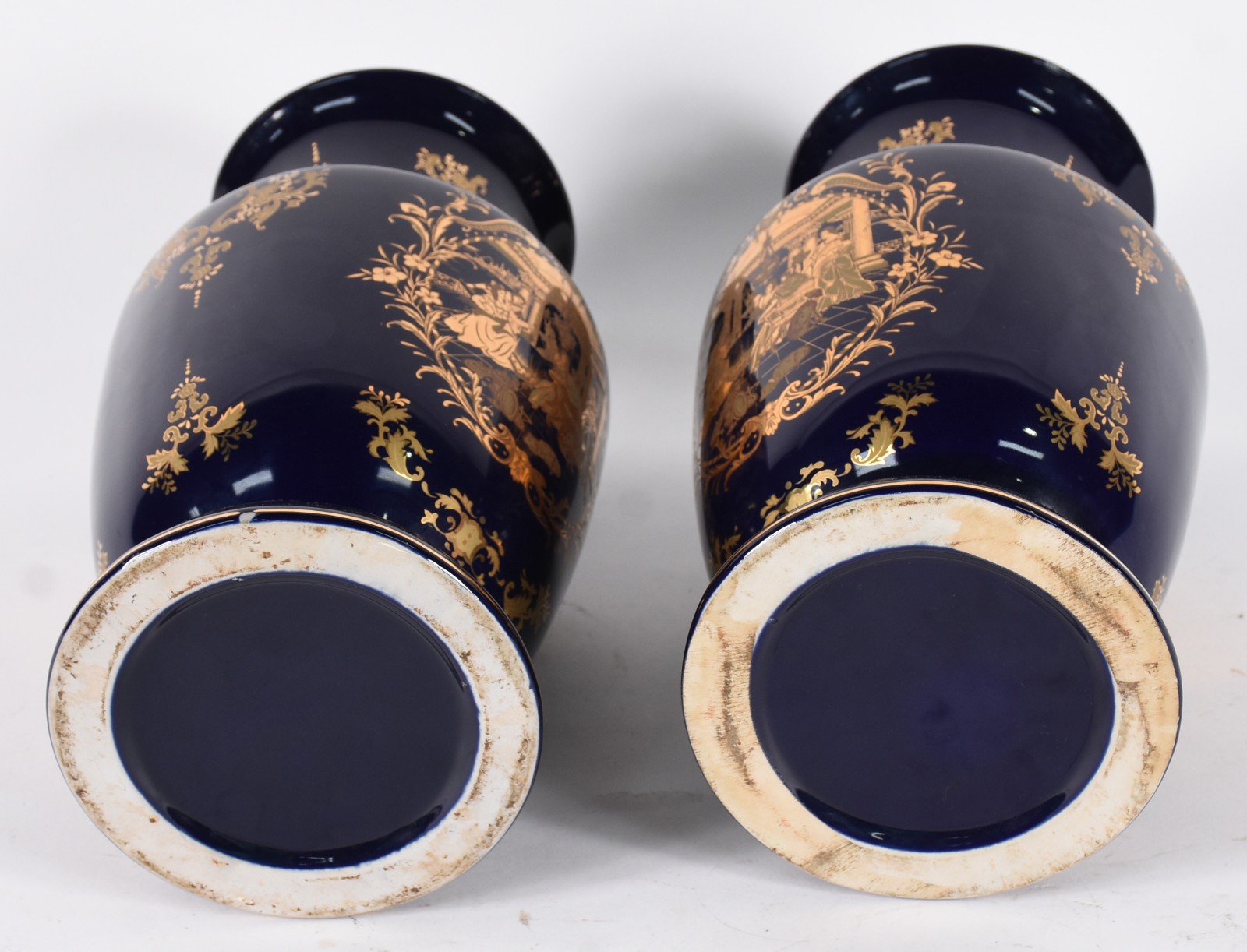 Par de vasos de porcelana azul cobalto com decorações douradas. - foto 4 de 4