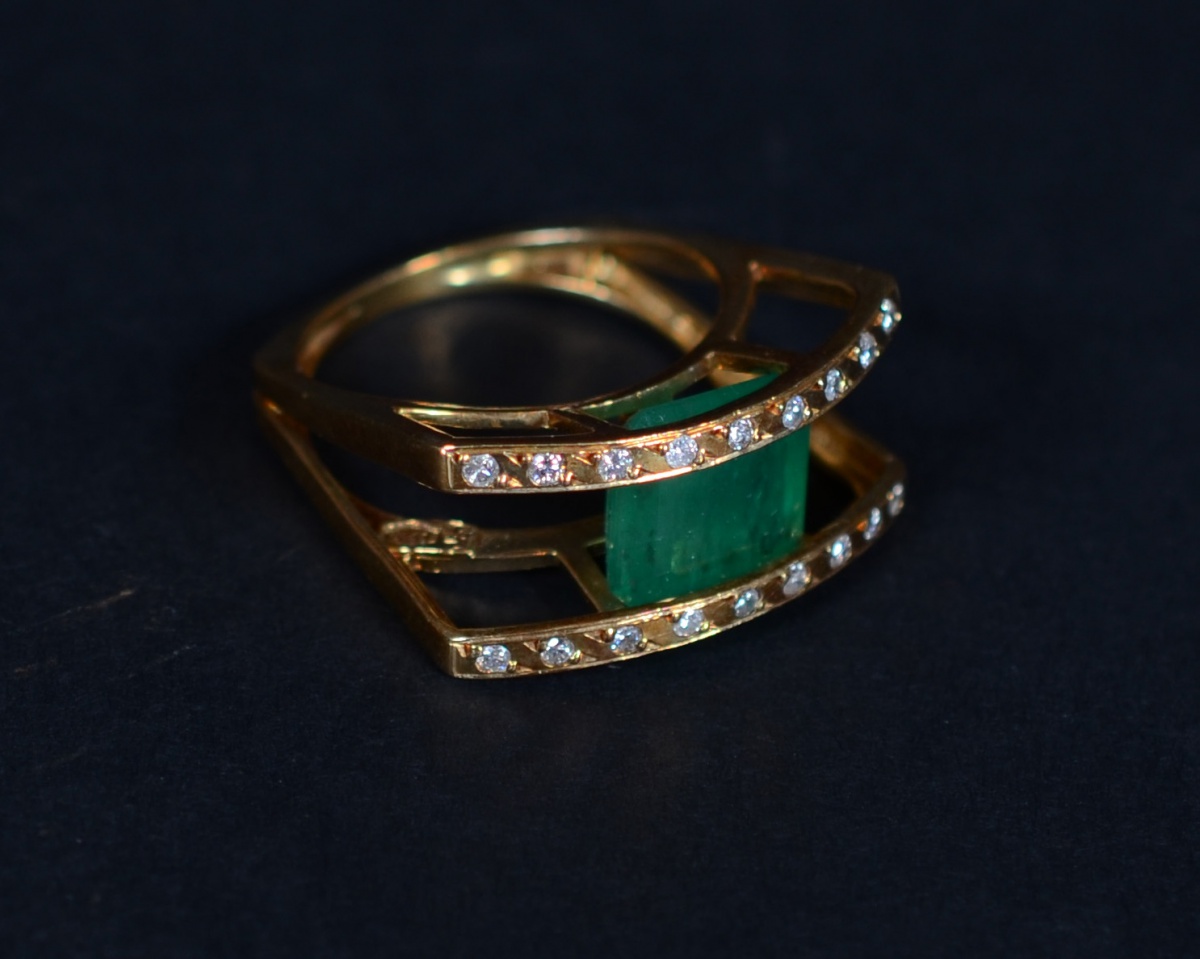 Antigo anel de ouro 18 k com esmeralda e brilhantes, peso 6,3 g. - foto 1 de 2