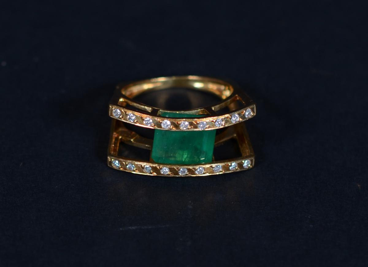 Antigo anel de ouro 18 k com esmeralda e brilhantes, peso 6,3 g. - foto 2 de 2