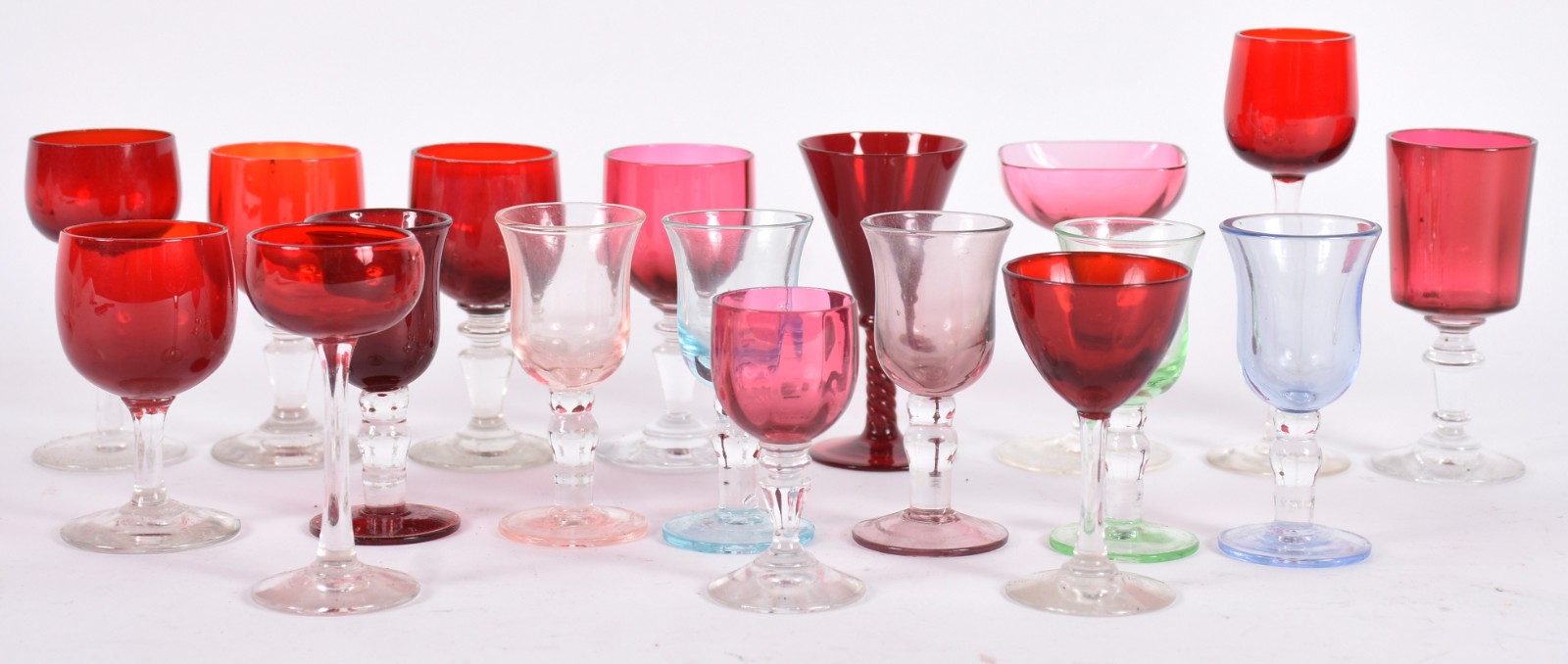 Dezoito cálices para licor de pé alto em cristal e vidro de... - foto 1 de 3