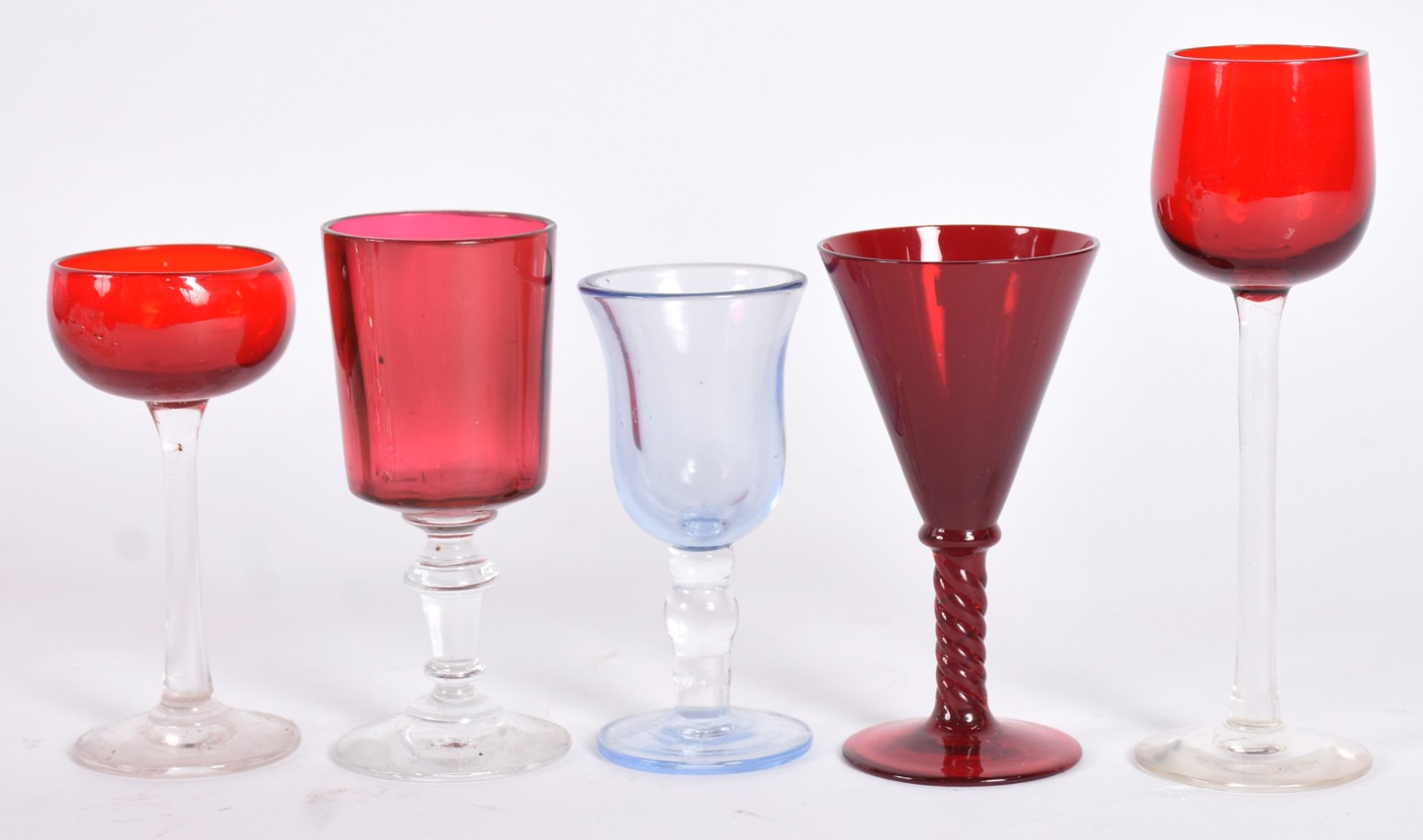Dezoito cálices para licor de pé alto em cristal e vidro de... - foto 3 de 3