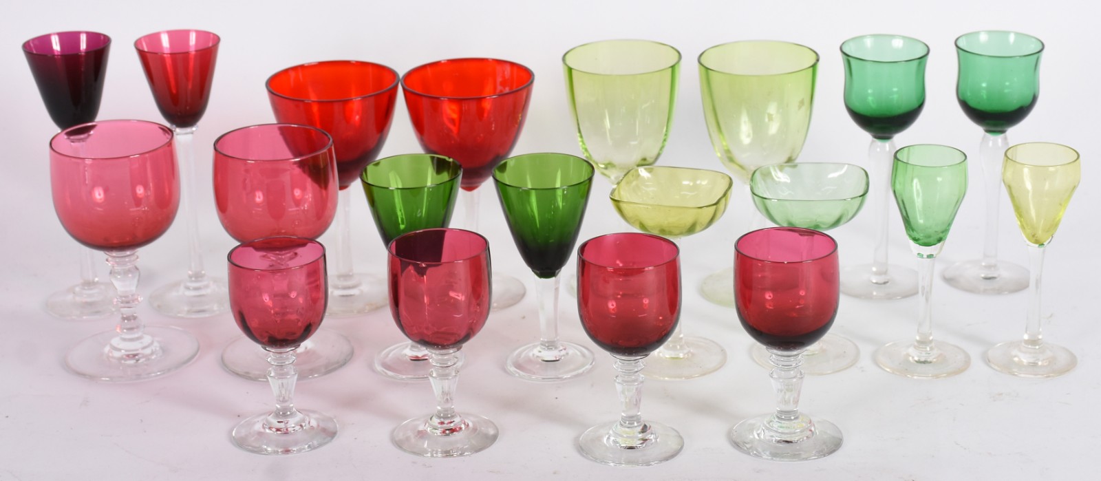 Vinte cálices de pé alto em cristal e vidro de diferentes modelos e... - foto 1 de 3