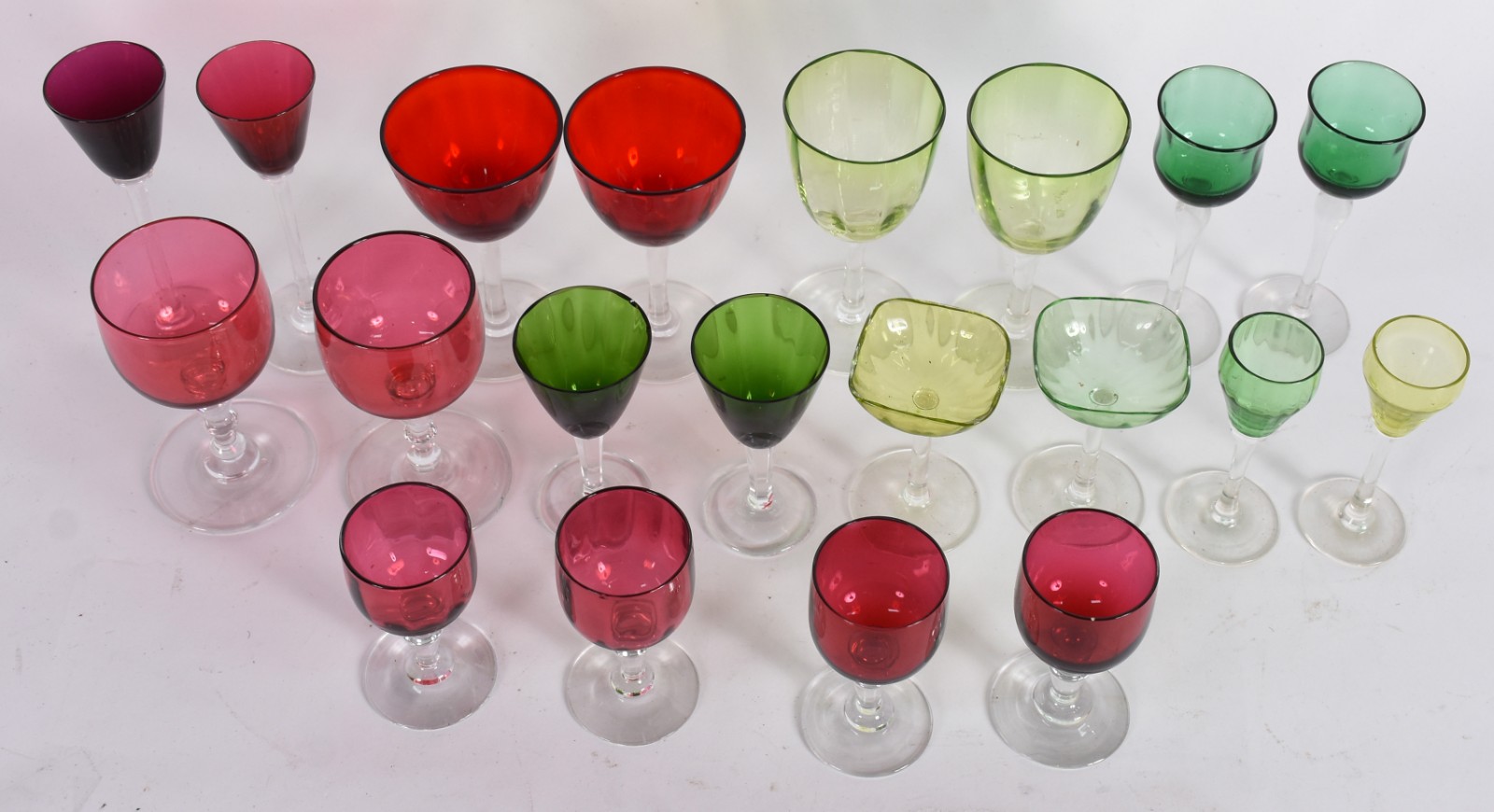 Vinte cálices de pé alto em cristal e vidro de diferentes modelos e... - foto 2 de 3