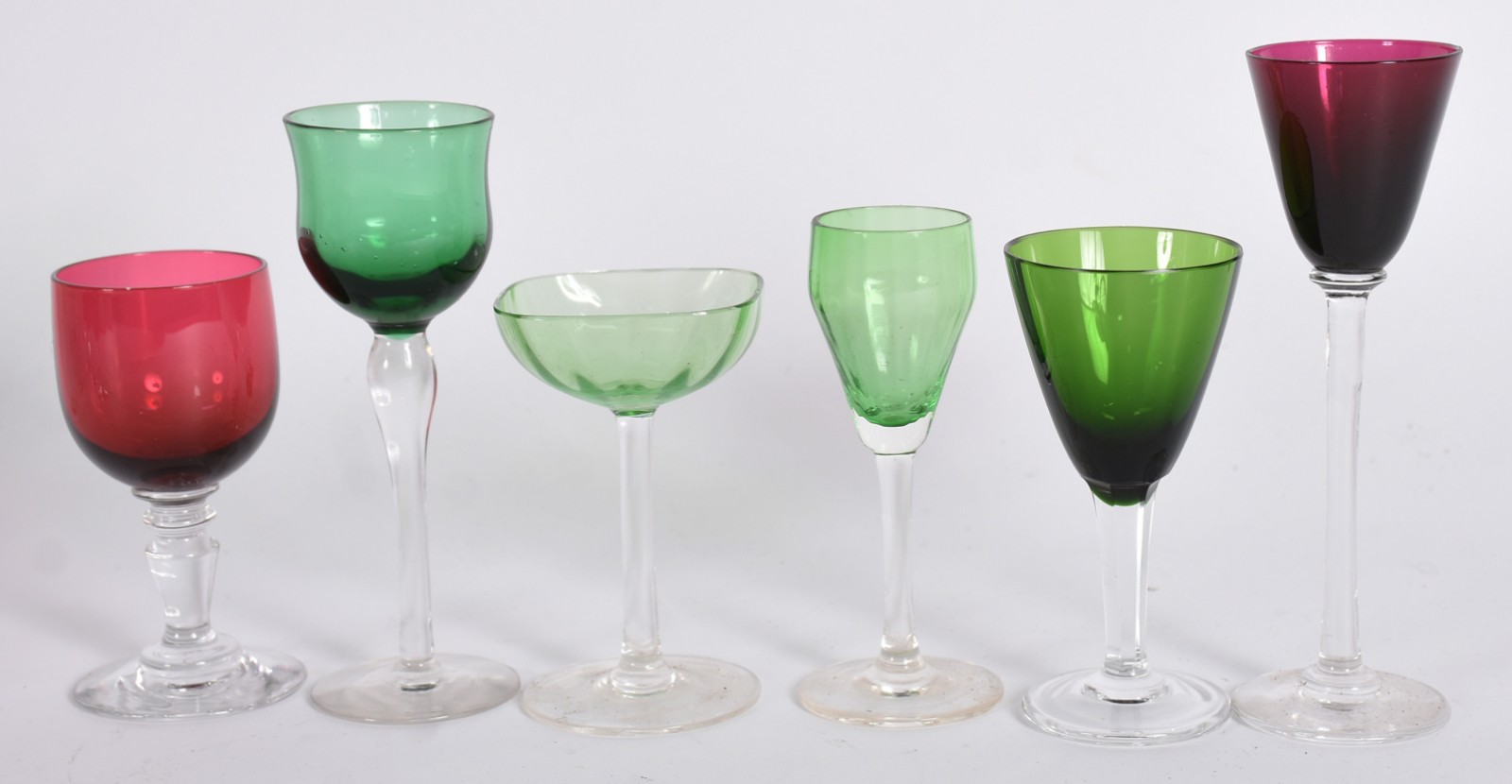 Vinte cálices de pé alto em cristal e vidro de diferentes modelos e... - foto 3 de 3