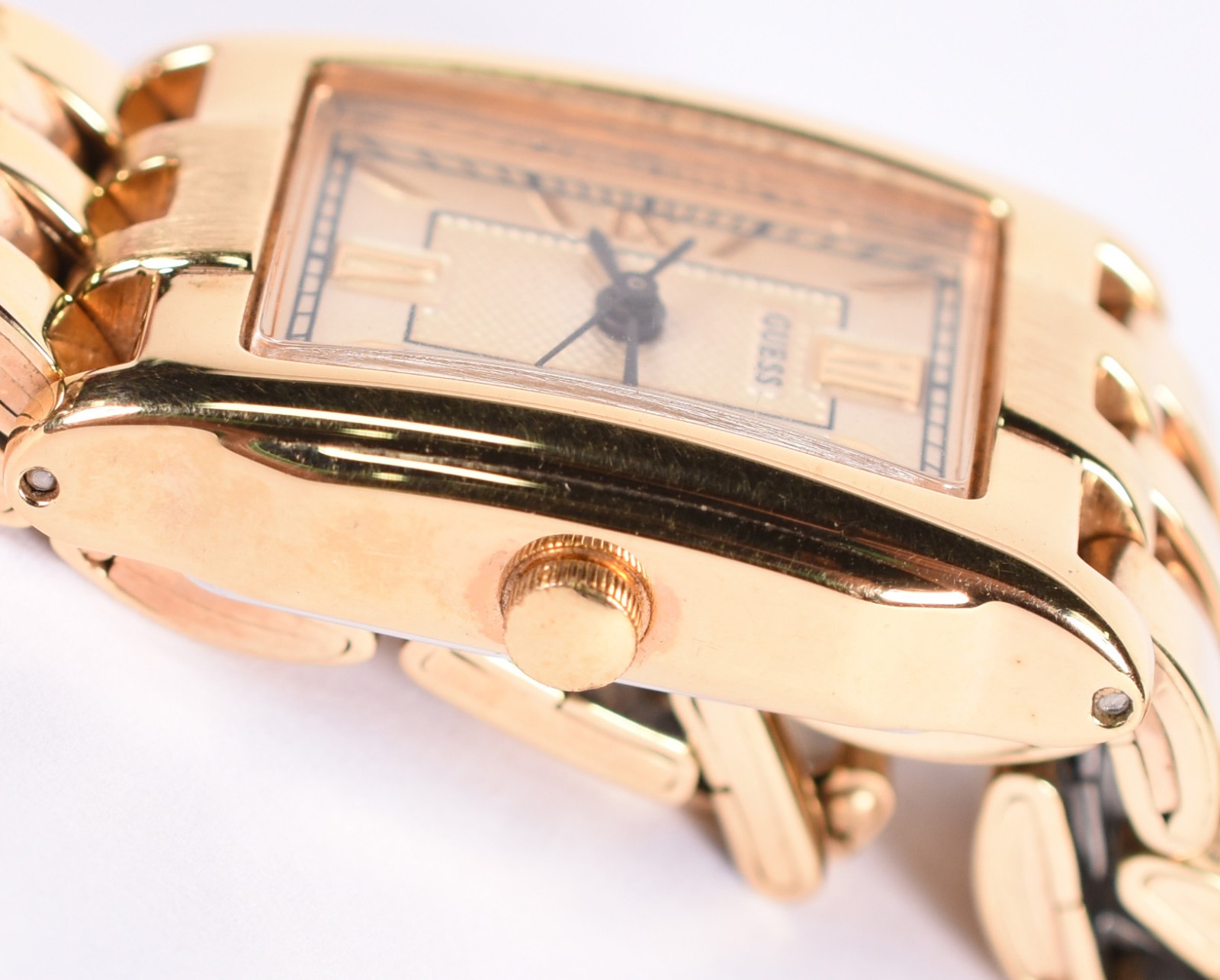 Relógio GUESS feminino, pulseira e número dourados (Por motivos de... - foto 2 de 7