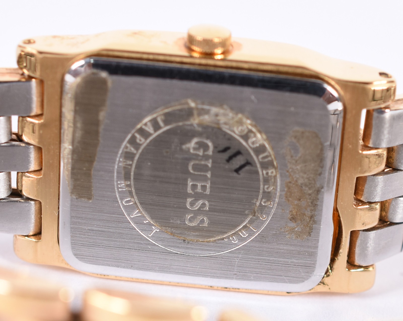 Relógio GUESS feminino, pulseira e número dourados (Por motivos de... - foto 3 de 7