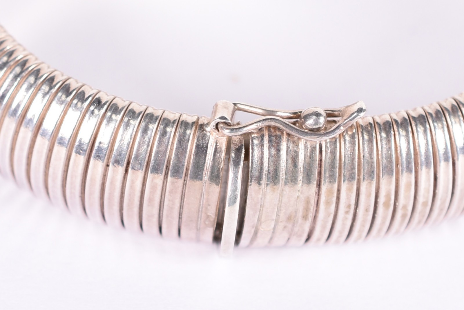 Pulseira feitio mola em prata de lei com detalhes em ouro (Por... - foto 3 de 5