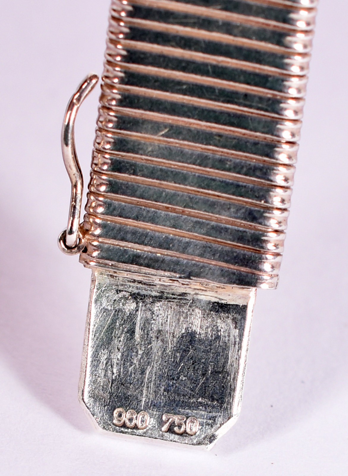 Pulseira feitio mola em prata de lei com detalhes em ouro (Por... - foto 4 de 5