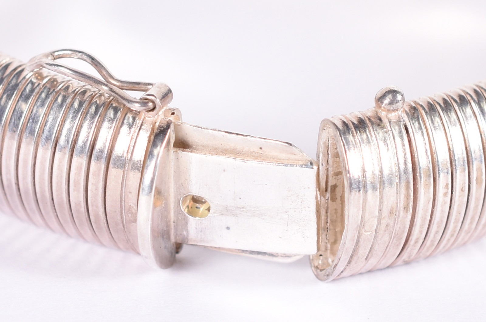 Pulseira feitio mola em prata de lei com detalhes em ouro (Por... - foto 5 de 5