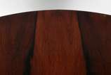 Mesa de jantar em jacarandá, feitio redondo,  b... - Mesa de jantar em jacarandá, feitio redondo,  base em coluna central feitio balaústre, acompanham 4 cadeiras com assentos de palhinha (duas dela...
