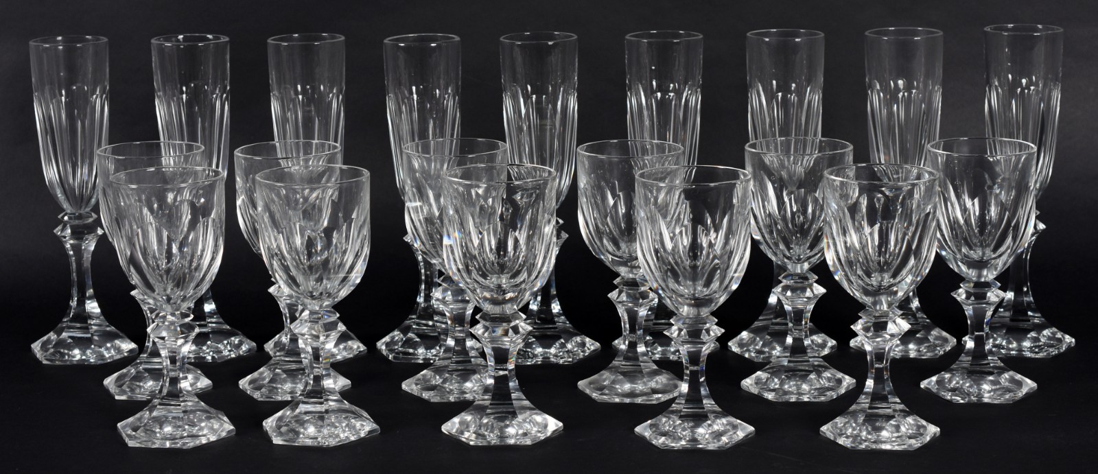 Conjunto de taças de cristal da Bohemia facetado, composto de 9... - foto 1 de 4