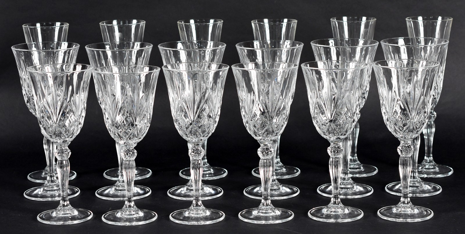 Serviço de taças de cristal lapidado composto de: 6 flutes para... - foto 1 de 3