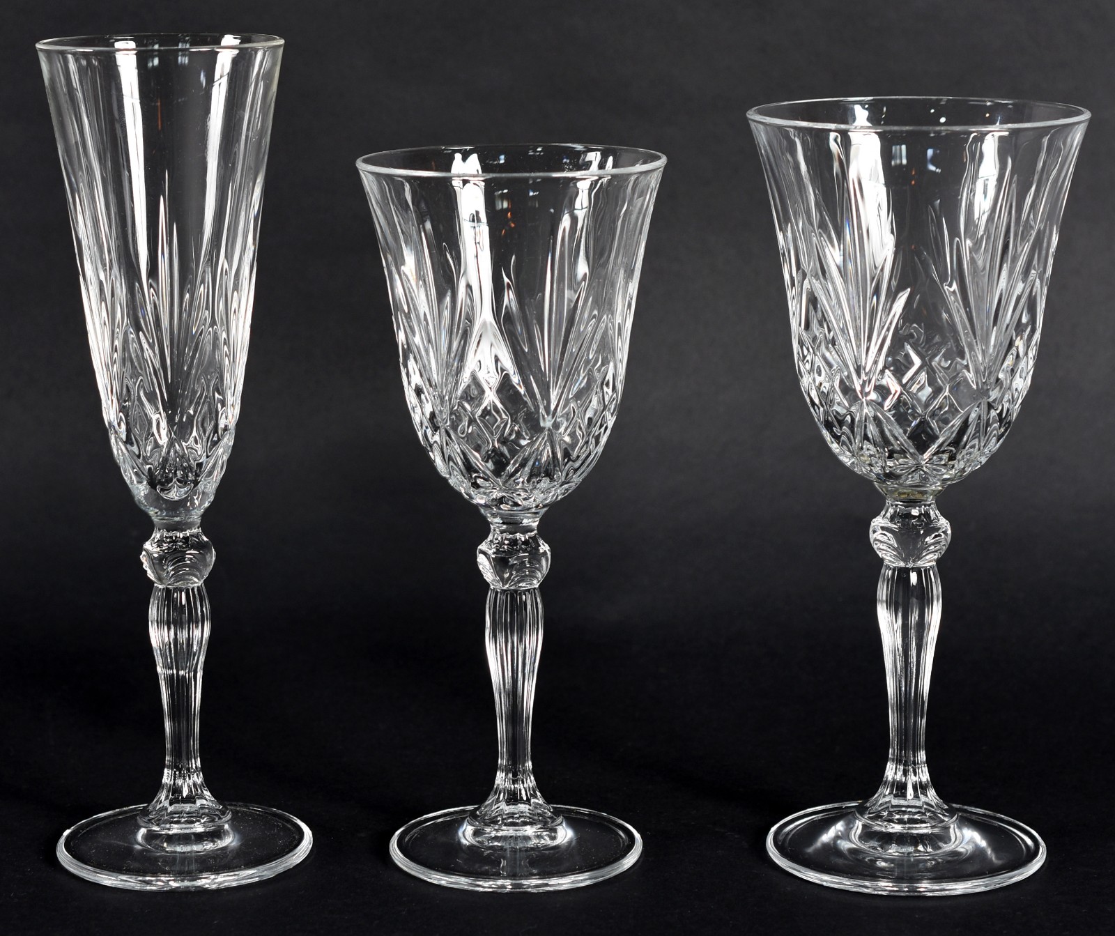Serviço de taças de cristal lapidado composto de: 6 flutes para... - foto 2 de 3